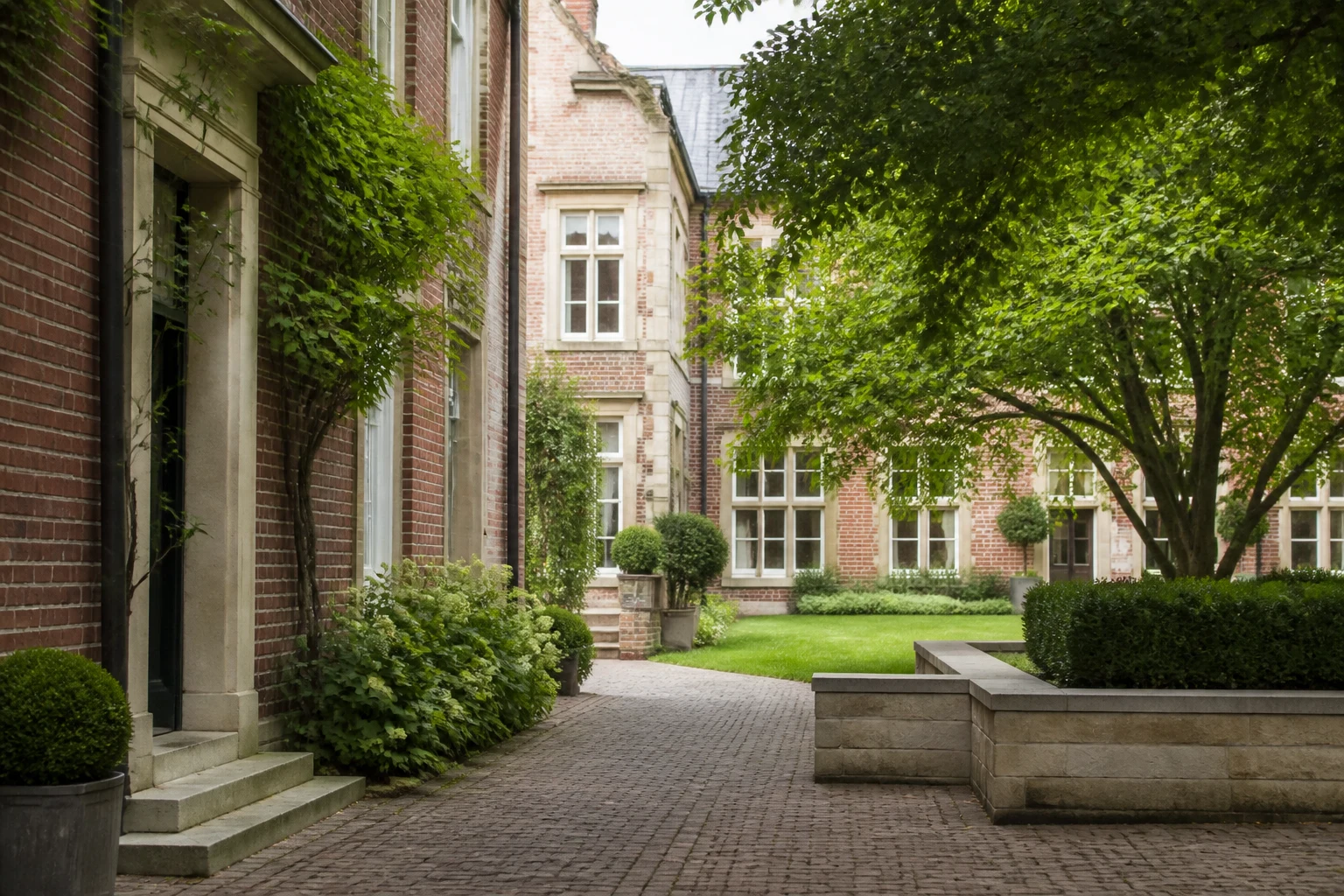 Ruhige Münsteraner Wohnarchitektur mit Ziegeln und viel Grün